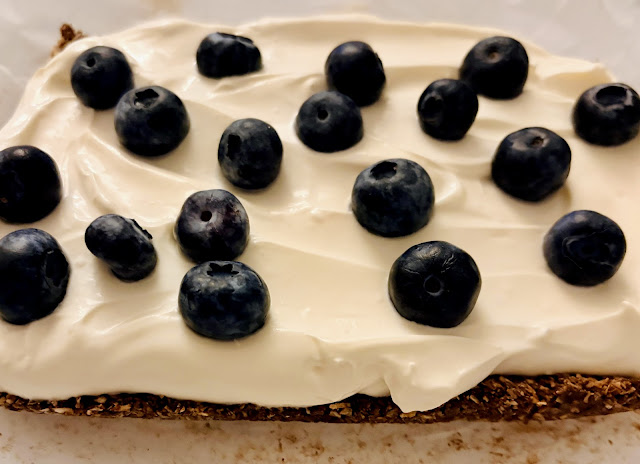 Keto No-Bake Cheesecake Topped with Fresh Blueberries