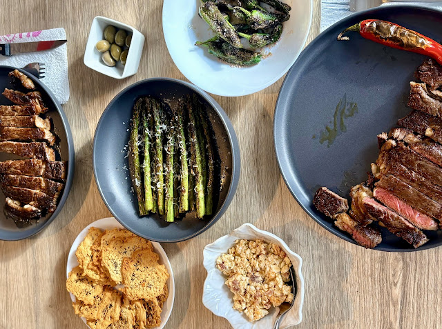 Real ketogenic meal rich in healthy fats and low in carbohydrates.